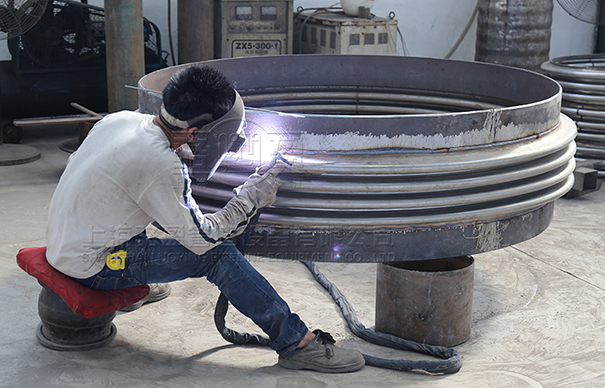 <a href=http://www.leyujiaxiao.com target=_blank class=infotextkey>補(bǔ)償器</a>焊接現(xiàn)場(chǎng)