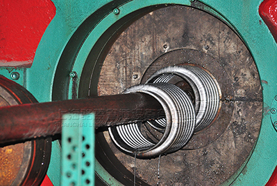 <a href=http://www.leyujiaxiao.com target=_blank class=infotextkey>補償器</a>波紋管生產(chǎn)現(xiàn)場